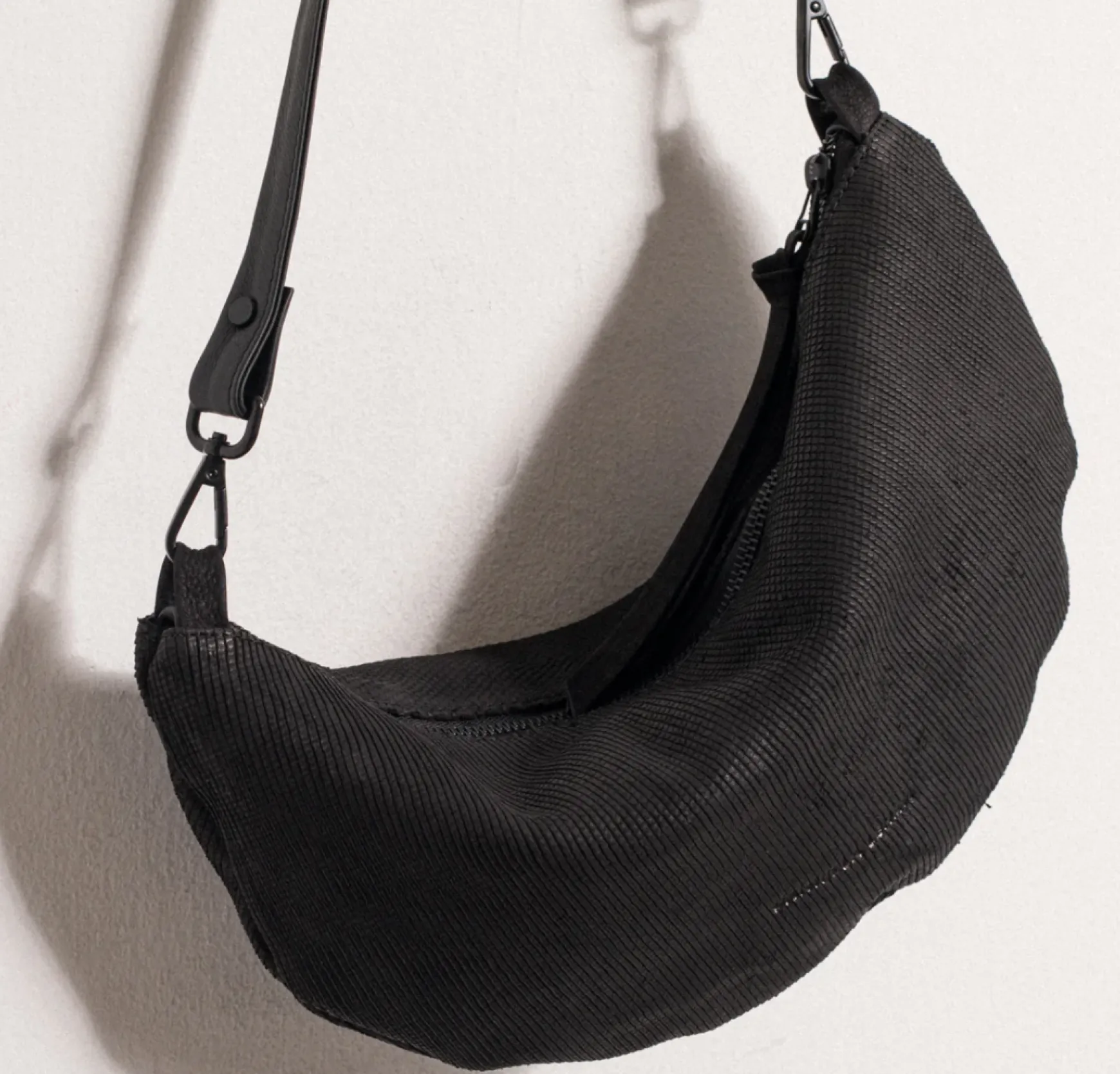 LIA SMALL HOBO BLACK SCALES